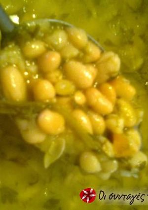A picture of Bean soup with oregano.