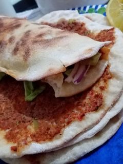 O poză a rețetei Lahmacun copt în tigaie.