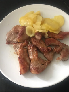 Una foto de Secreto de cerdo ibérico con patatas panadera