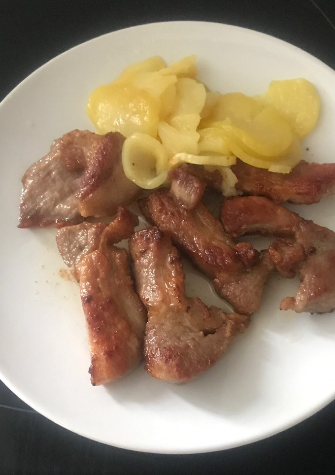 Una foto de Secreto de cerdo ibérico con patatas panadera