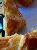 Saquitos de hojaldre con acelgas y queso azul