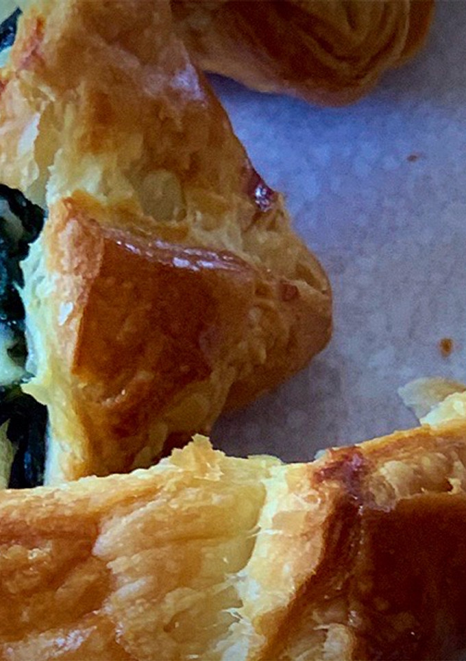 Una foto de Saquitos de hojaldre con acelgas y queso azul