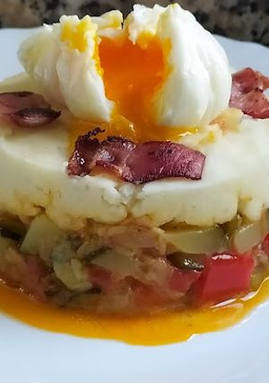 Una foto de Pisto con puré de patata y flor de huevo