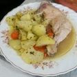 Pollo en salsa con guarnición de patatas al horno