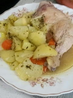 Una foto de Pollo en salsa con guarnición de patatas al horno