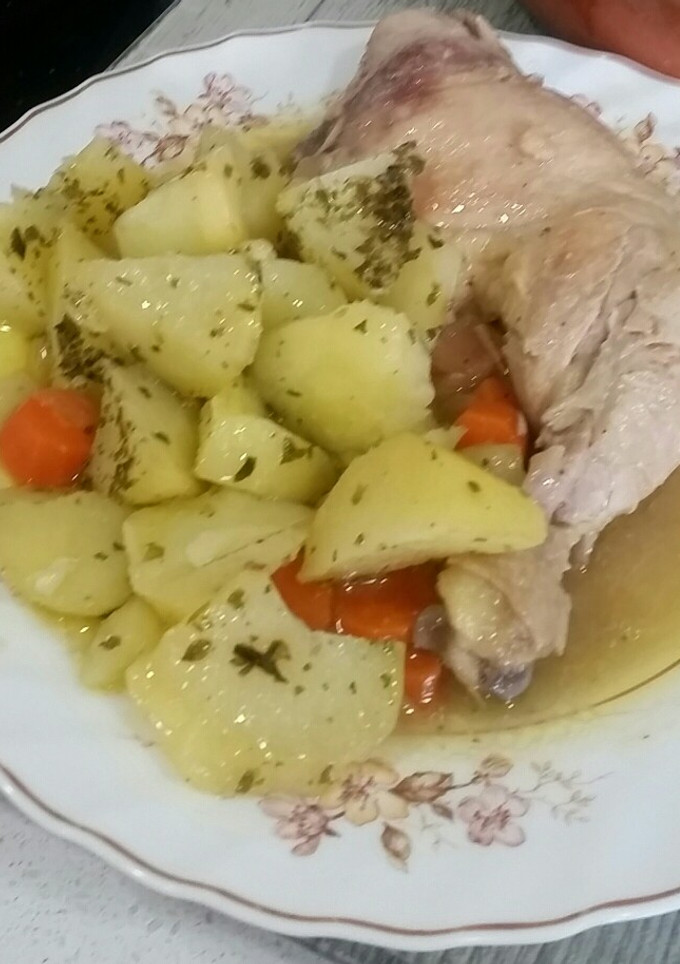 Una foto de Pollo en salsa con guarnición de patatas al horno