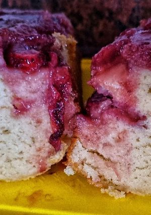 Una foto de Budín invertido de frutilla 🍓