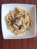 Fusilli con salsa de maní acompañado de queso mozzarella y queso manaba