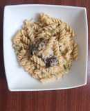 Fusilli con salsa de maní acompañado de queso mozzarella y queso manaba