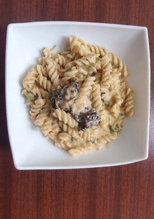 Una foto de Fusilli con salsa de maní acompañado de queso mozzarella y queso manaba