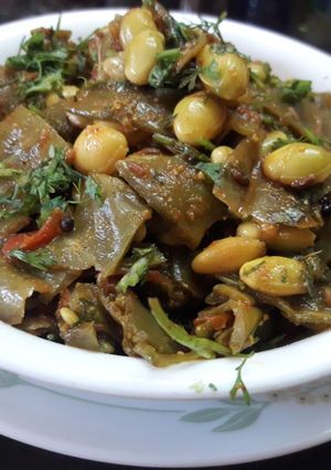घेवडा भाजी (ghevda bhaji recipe in marathi) रेसिपी चे मुख्य फोटो 