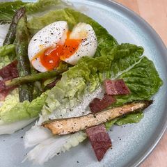 A picture of Egg and bacon asparagus salad.