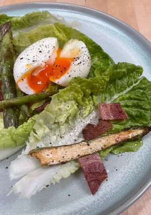 A picture of Egg and bacon asparagus salad.