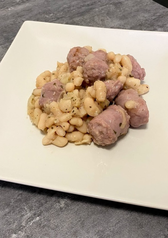 Una foto de Alubias blancas con Butifarra