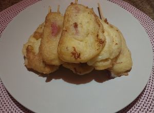 Una foto de Banderillas de salchicha y queso manchego 🙂‍↕️😊¡súper fácil!