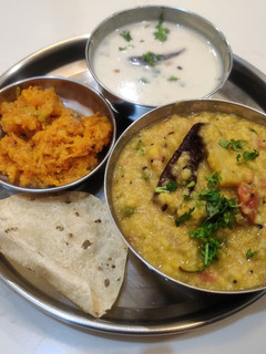 खिचडी (khichadi recipe in marathi) रेसिपी चे मुख्य फोटो