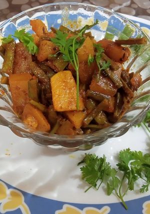 A picture of Cluster beans and potato vegetable.