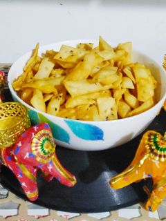 ક્રિસ્પી સોલ્ટી શકકરપારા (Crispy Salty Shakkarpara Recipe In Gujarati) રેસીપી મુખ્ય ફોટો