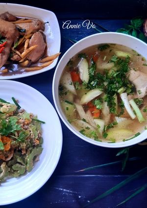 Hình của món Mâm cơm nhiều màu xanh.