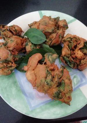 கறிவேப்பிலை பக்கோடா(curry leaves pakoda recipe in tamil) செய்முறை முக்கிய புகைப்படம்