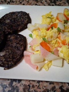 Una foto de Revuelto de palito de mar con morcilla de Burgos
