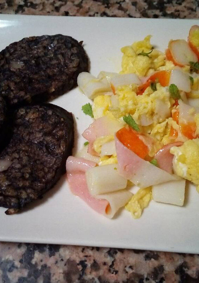 Una foto de Revuelto de palito de mar con morcilla de Burgos
