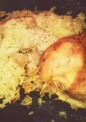 Una foto de Pollo al chimichurri y arroz 🍚 con trozos de chorizos y jamón