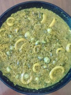 Una foto de Arroz caldoso de calamares y berberchos
