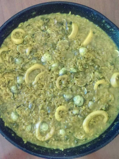 Una foto de Arroz caldoso de calamares y berberchos