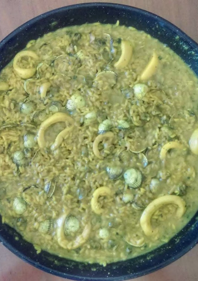 Una foto de Arroz caldoso de calamares y berberchos