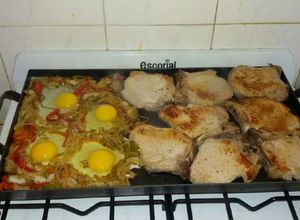 Una foto de Costeletas de cerdo y colchón de verduras y huevo a la plancheta