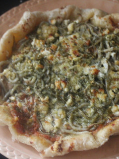 Una foto de Pizza de hojaldre y gulas
