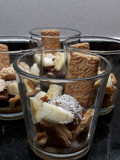 Una foto de Postre en vaso banana y coco