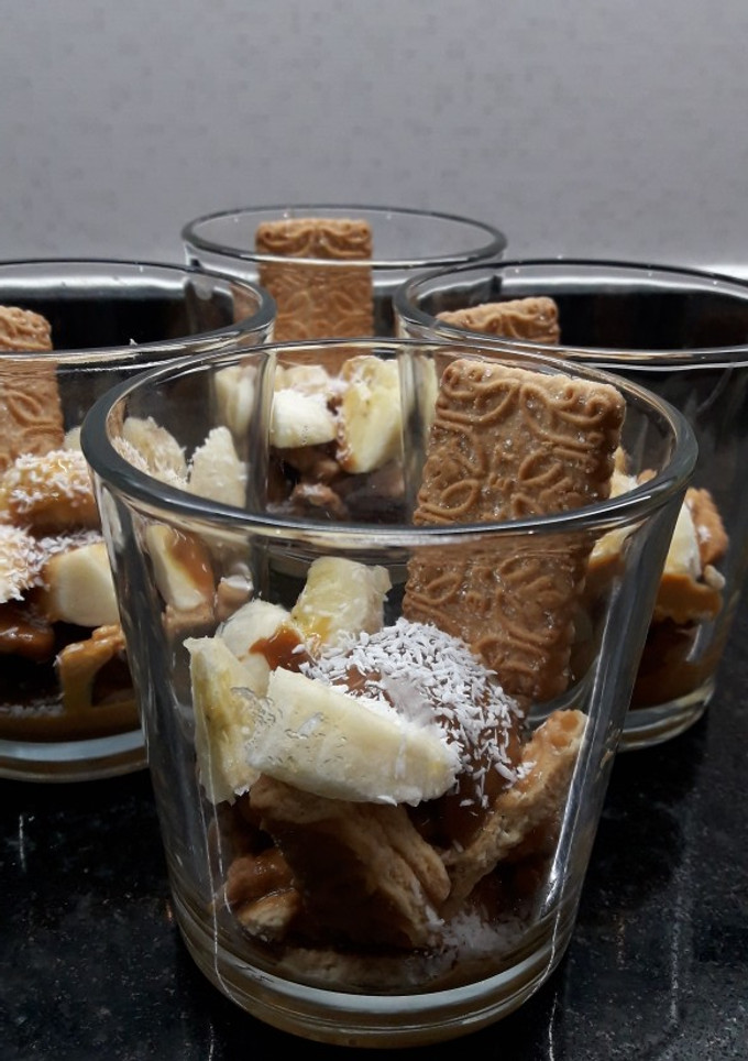Una foto de Postre en vaso banana y coco
