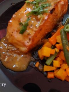Una foto de Salmón en salsa de naranja