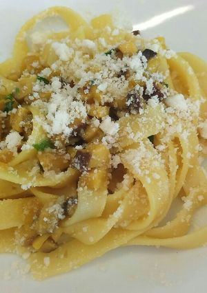 A picture of Tagliatelle with mushrooms and saffron.