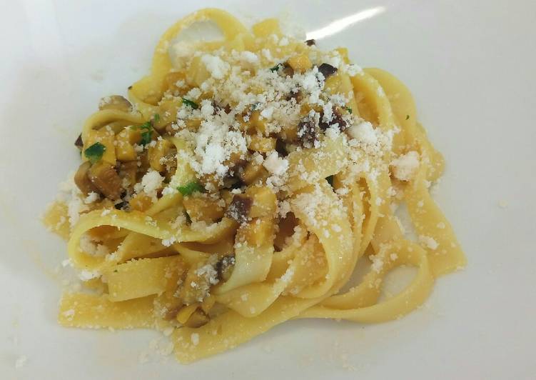 Tagliatelle with mushrooms and saffron