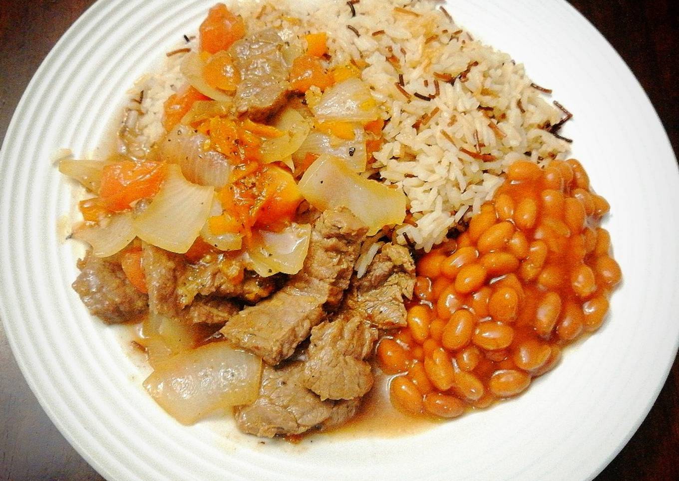 Bistec Salteado & Arroz con Palitos