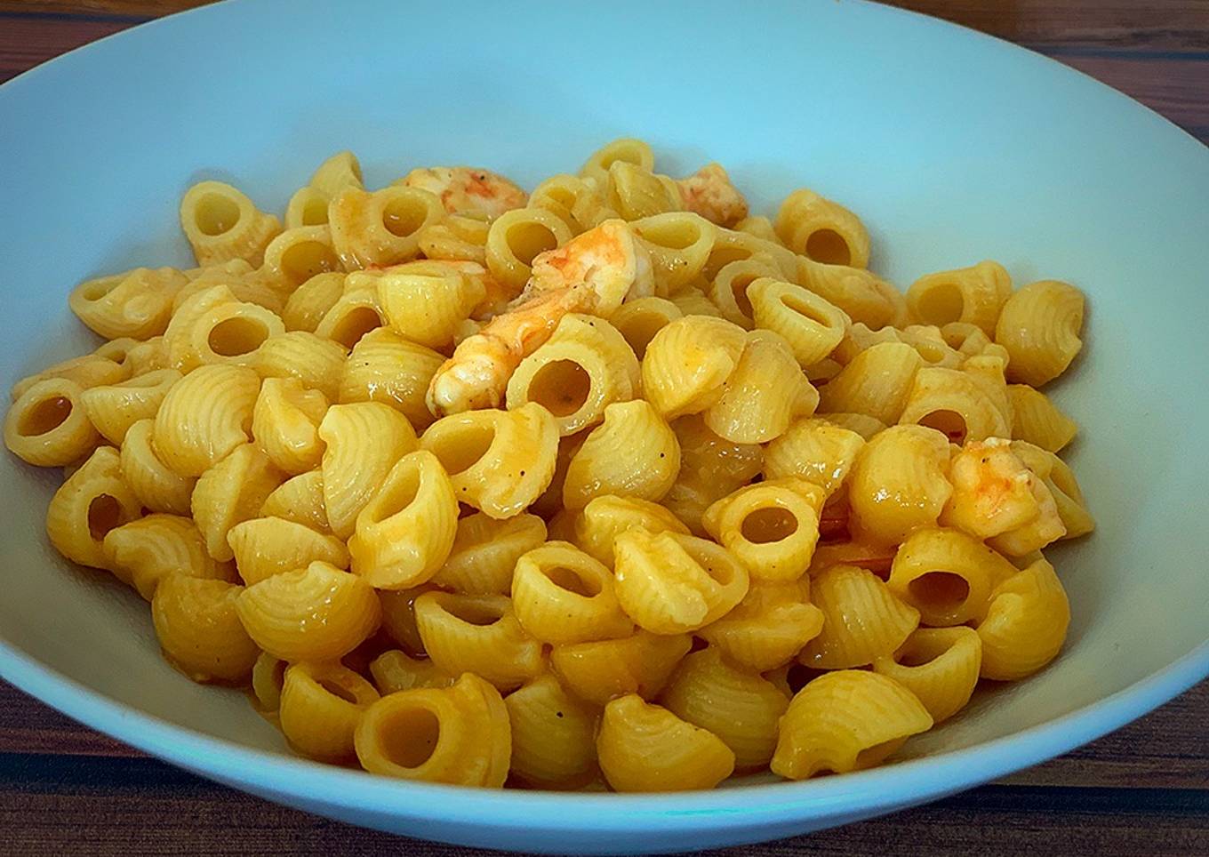 Tiburones con langostinos en su salsa