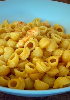 Una foto de Tiburones con langostinos en su salsa