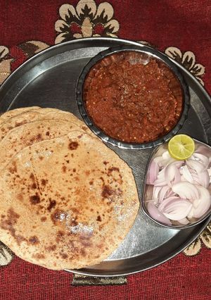 लौकी का भरता और भाखरी (lauki ka bharta aur bhakri recipe in Hindi) रेसिपी मुख्य फोटो