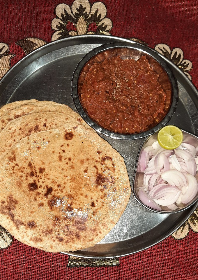 लौकी का भरता और भाखरी (lauki ka bharta aur bhakri recipe in Hindi) रेसिपी मुख्य फोटो