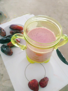 A picture of Strawberry dates smoothies.