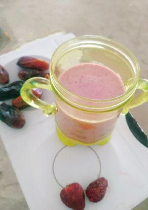 A picture of Strawberry dates smoothies.