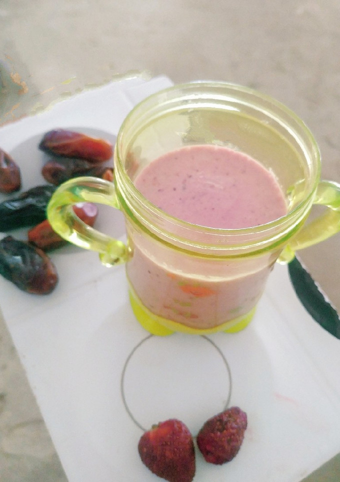 A picture of Strawberry dates smoothies.
