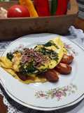 Omlet (jajka sadzone) ze szpinakiem i pomidorami