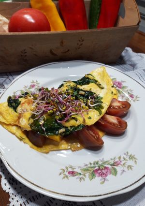 Zdjęcie przepisu Omlet (jajka sadzone) ze szpinakiem i pomidorami.