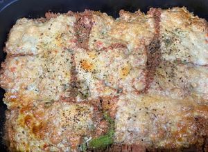 Una foto de Panqueques keto-Grez de espinaca con ricota en salsa boloñesa