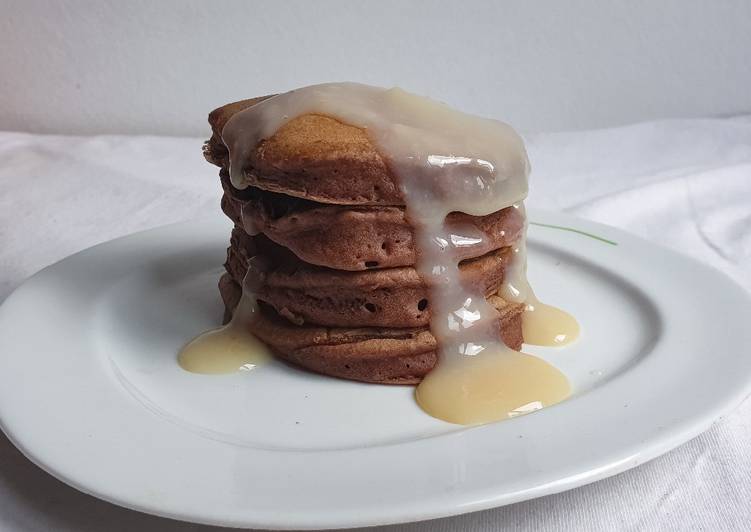 Pancakes vegani al cacao con crema alla vaniglia