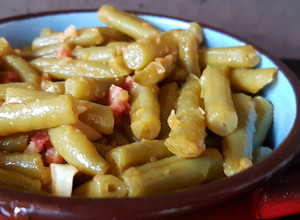 Foto principal de Judías verdes rehogadas con jamón y tomate natural